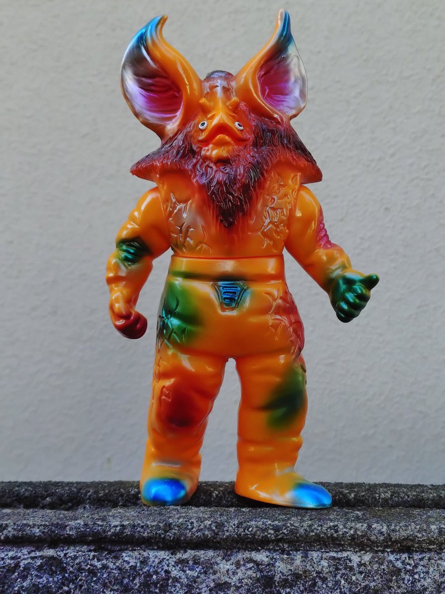 崖の上の南国風イカルス星人 左手サムズアップが良いね #ブルマァク