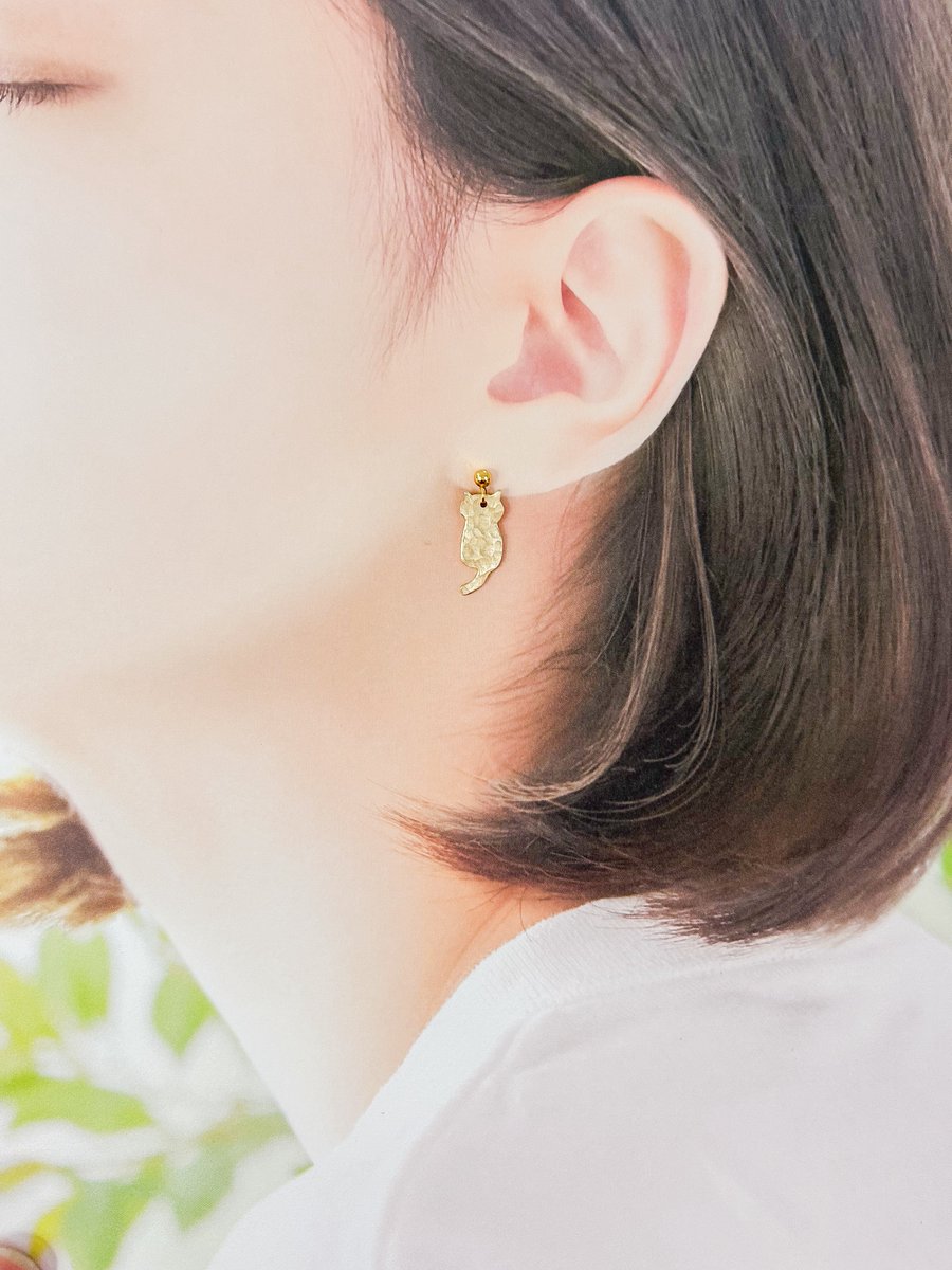 尻尾を揺らす猫さん】 ちょこんと座ってゆらゆらとしっぽを揺らす