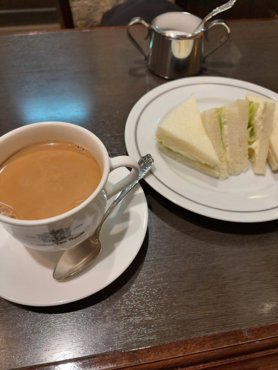 とりあえずロイヤルミルクティー発祥のお店でロイヤルミルクティー飲んでる