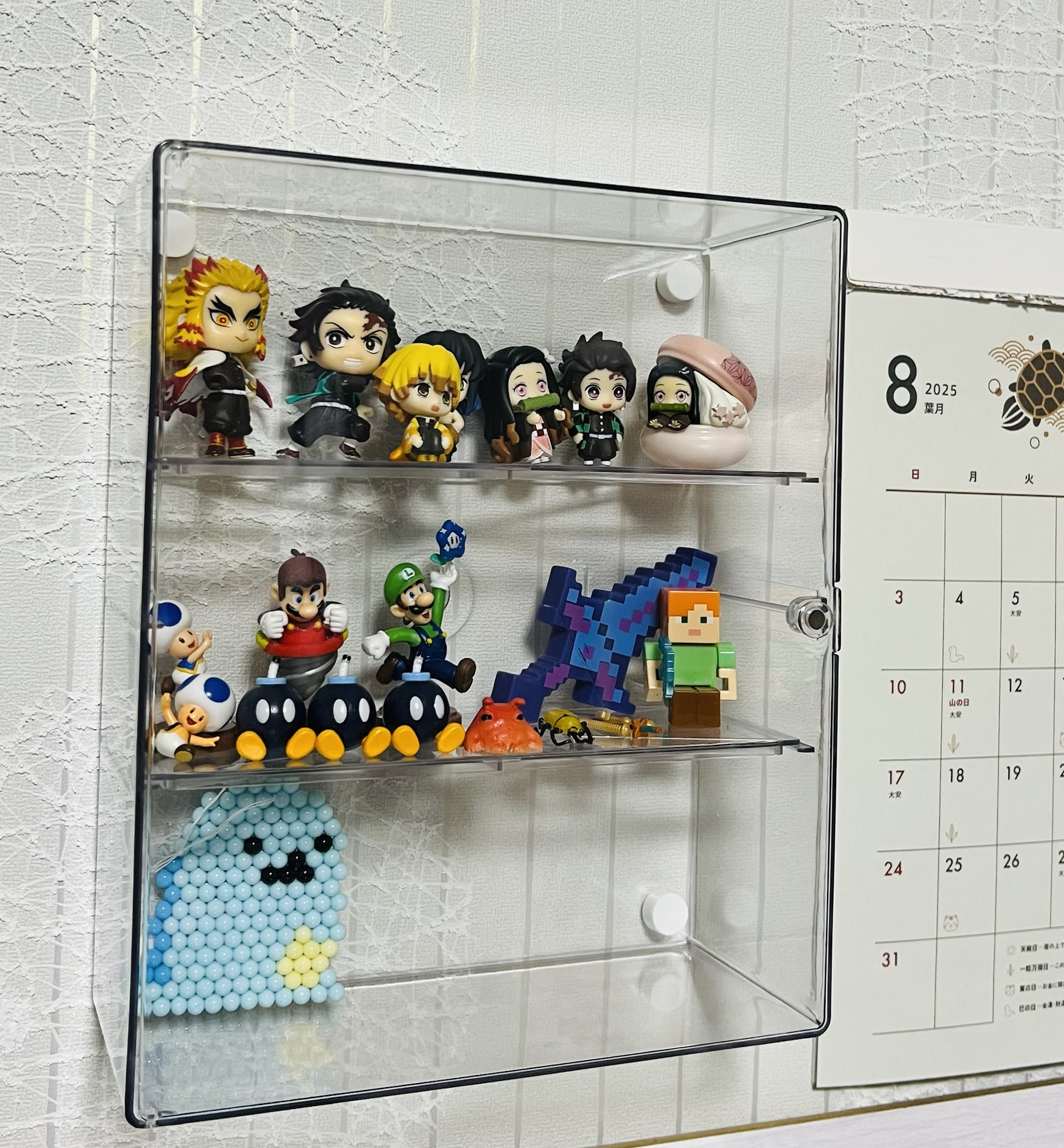 ダイソー】壁にも付けられるディスプレイケースがおすすめのワケ