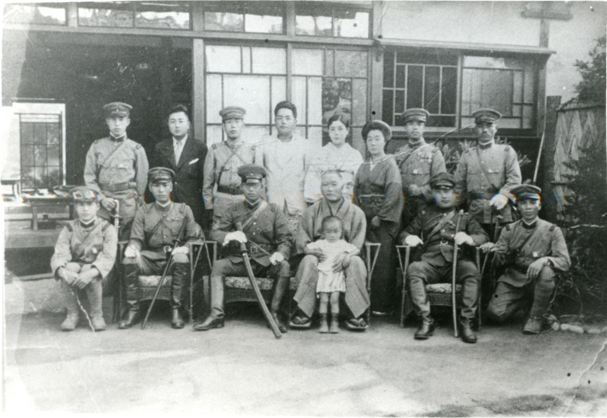 軍人たちと記念撮影（砂沢家の家族） | 写真データベース | よみとき