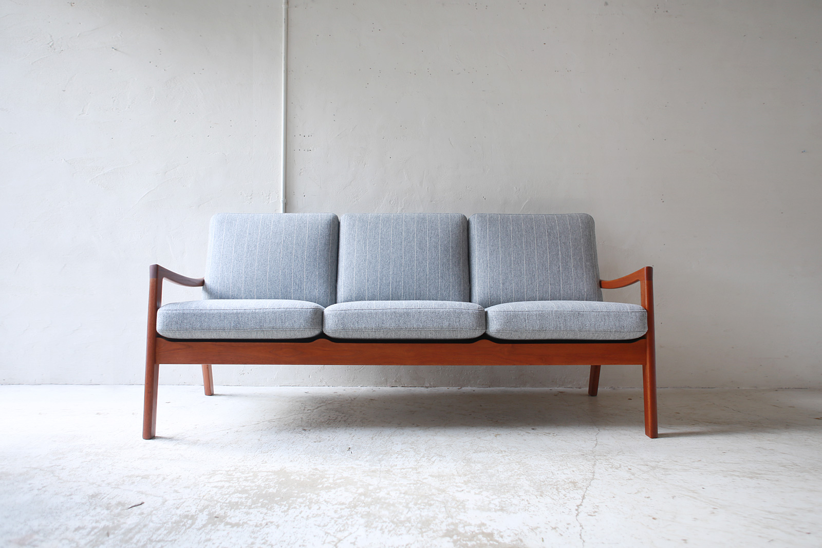 3 Seat Sofa ”model 169 / Senator ” by Ole Wanscher | phono | 金沢