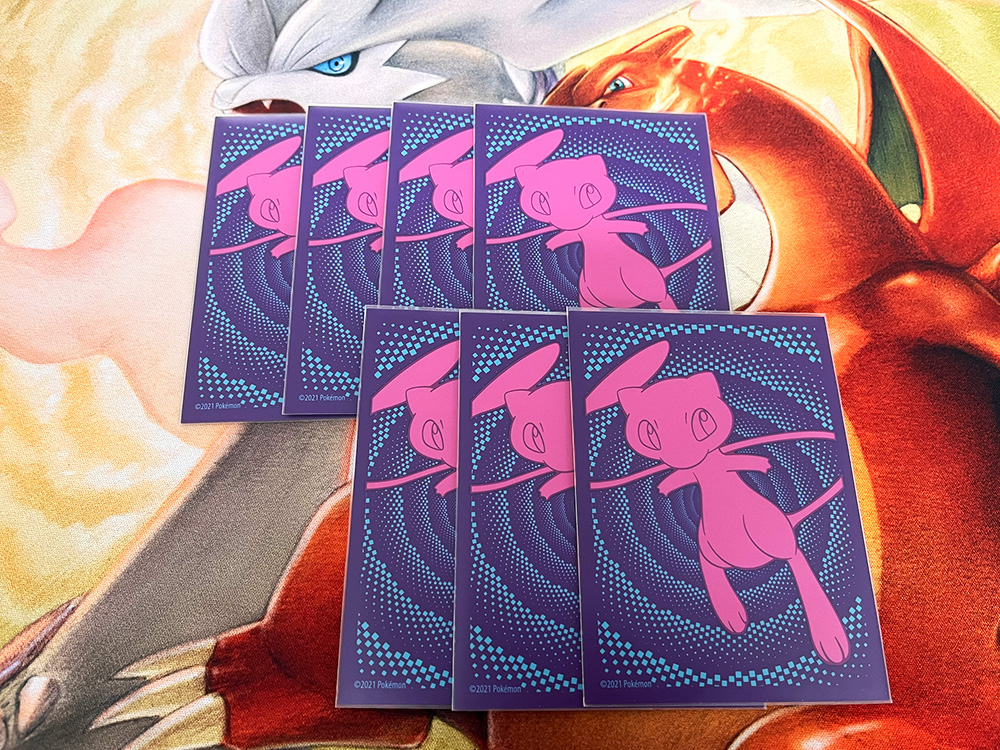 海外サプライ福袋のレシラム＆リザードンプレイマットが熱い