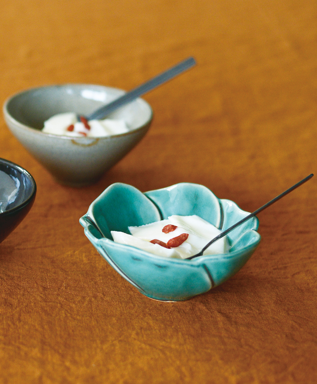 レコメンド :: 植物モチーフの器 :: 山茶花 4寸小鉢 - マルミツウェブ