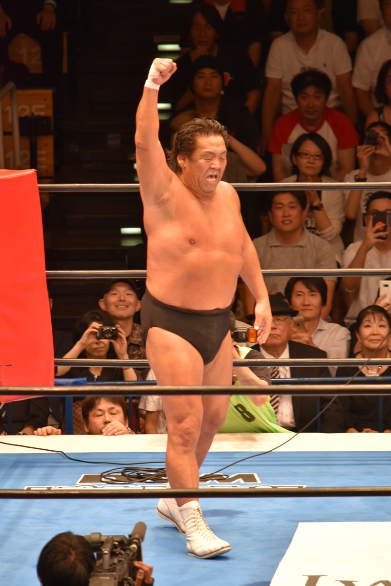 長州力引退】“革命戦士”最後のリングで真壁に敗退！試合後、英子夫人と