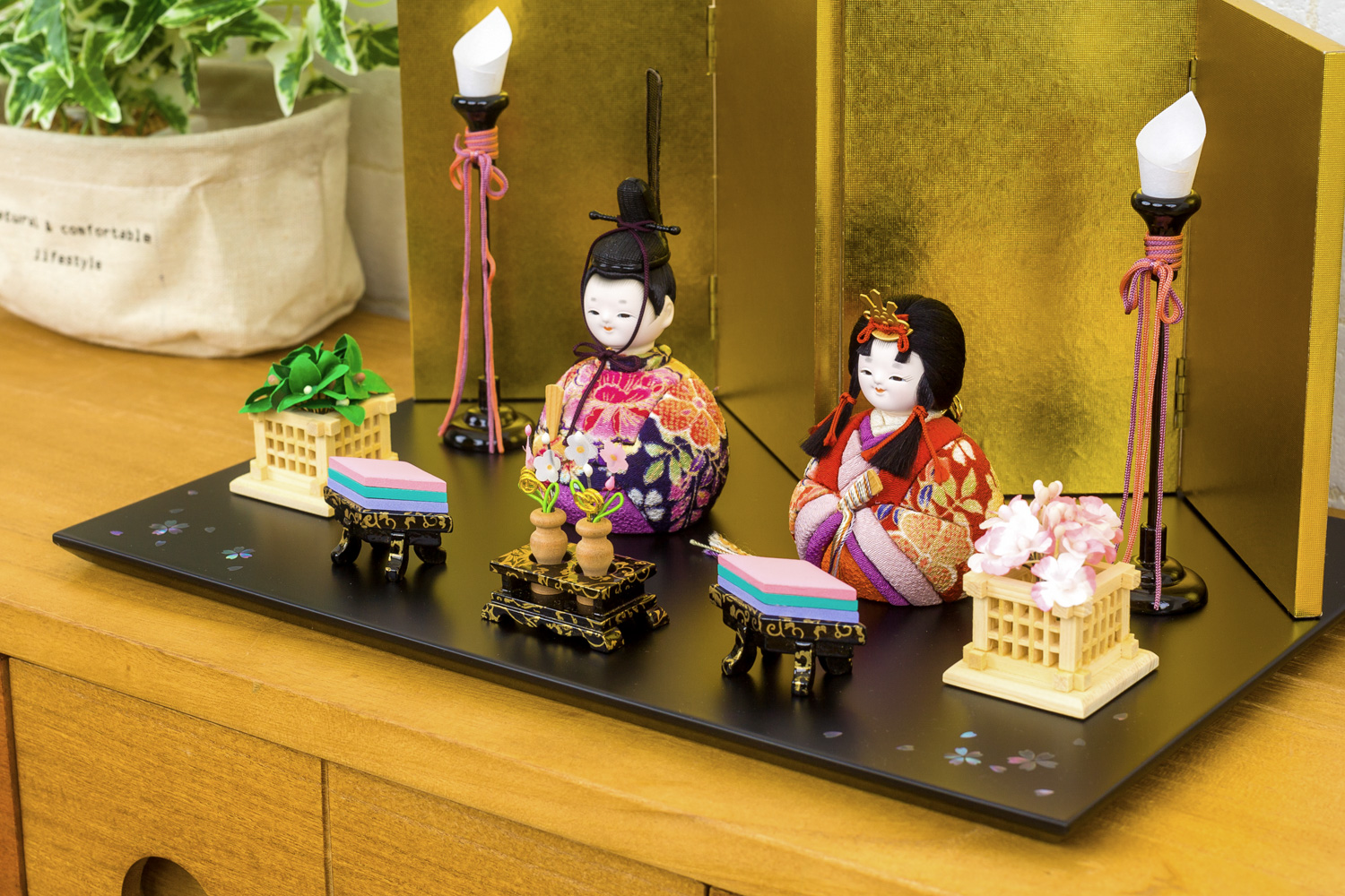 伝統には伝統を。雛人形に日本の工芸を合わせた飾り台をご紹介