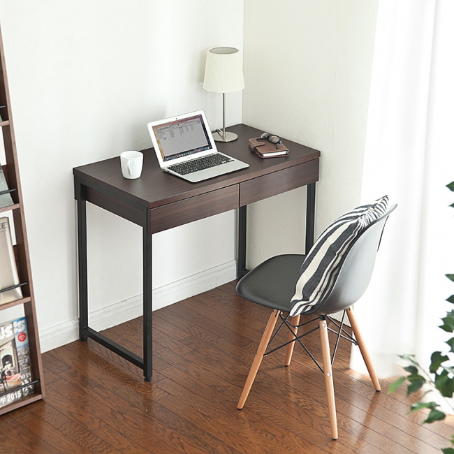 奥行48cmでコンパクトに設置が可能！幅90cm/120cmの木製デスクと収納力