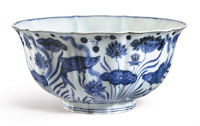 青花魚藻文輪花鉢、約33億円で落札 | 株式会社サザビーズジャパンの