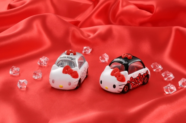 ハローキティ誕生45周年！赤いリボンが印象的なトミカが登場