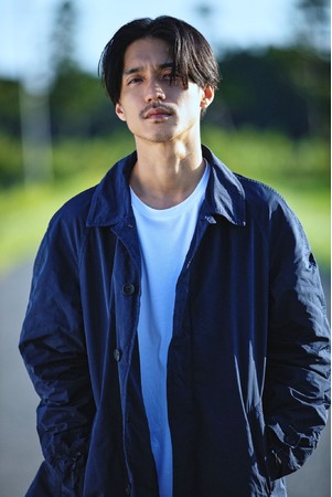 配信開始】錦戸 亮さんと赤西 仁さんが朝用フェイスマスクを体験