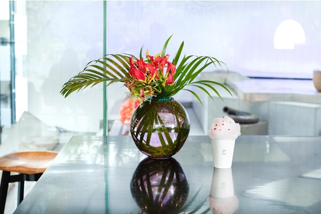 いけばな草月流 勅使河原茜家元による5,000本のグロリオーサを使用した