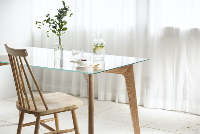 Kanademono新商品】Favricaより、空間に抜け感を与える木製脚のガラス