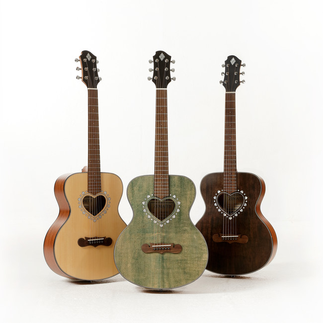 ゼマイティスより人気のハート型サウンドホールのアコースティック