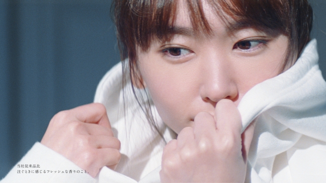 新イメージキャラクター「新垣結衣」さんがみずみずしい花々に囲まれ