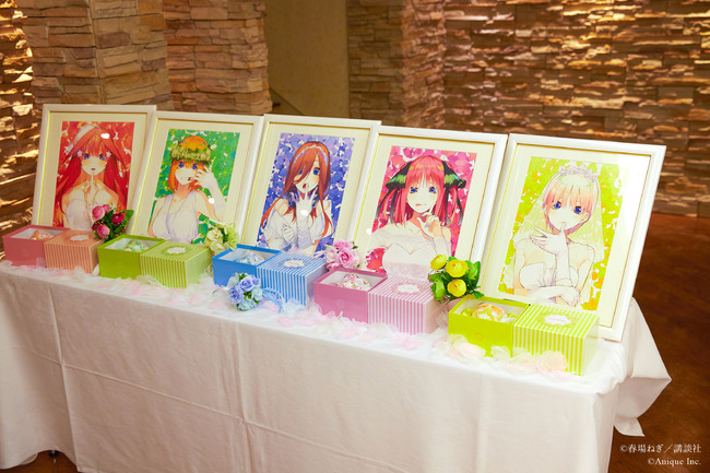 Anique】「五等分の花嫁」本物のチャペルで高さ2mの巨大絵を展示