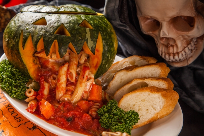ジャック・オー・ランタンや魔女のほうきパスタ、お化けケーキにミイラ