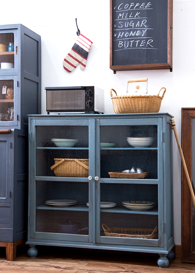 ノスタルジックな魅力。昭和レトロなガラス戸棚のすすめ