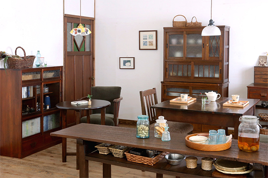 昭和レトロな食器棚の魅力と、真似したいインテリアコーディネート