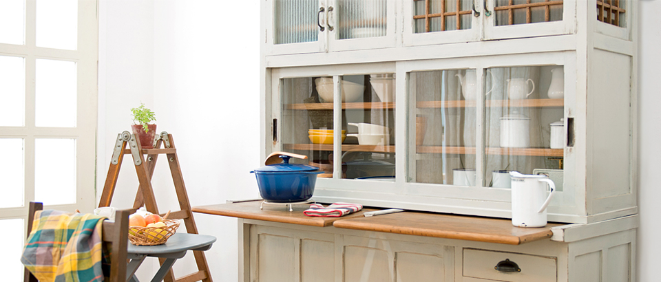 憧れる！白いアンティーク食器棚を使ったナチュラルダイニング