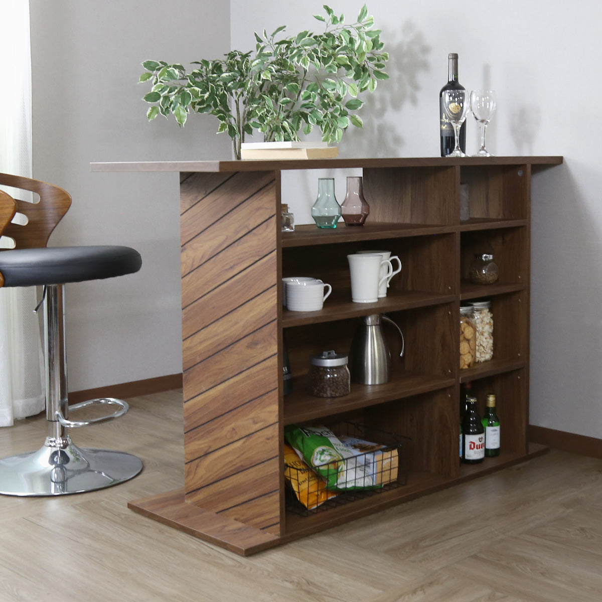 自宅に本格的なバーカウンター｜美しいヘリンボーン柄｜バーカウンター