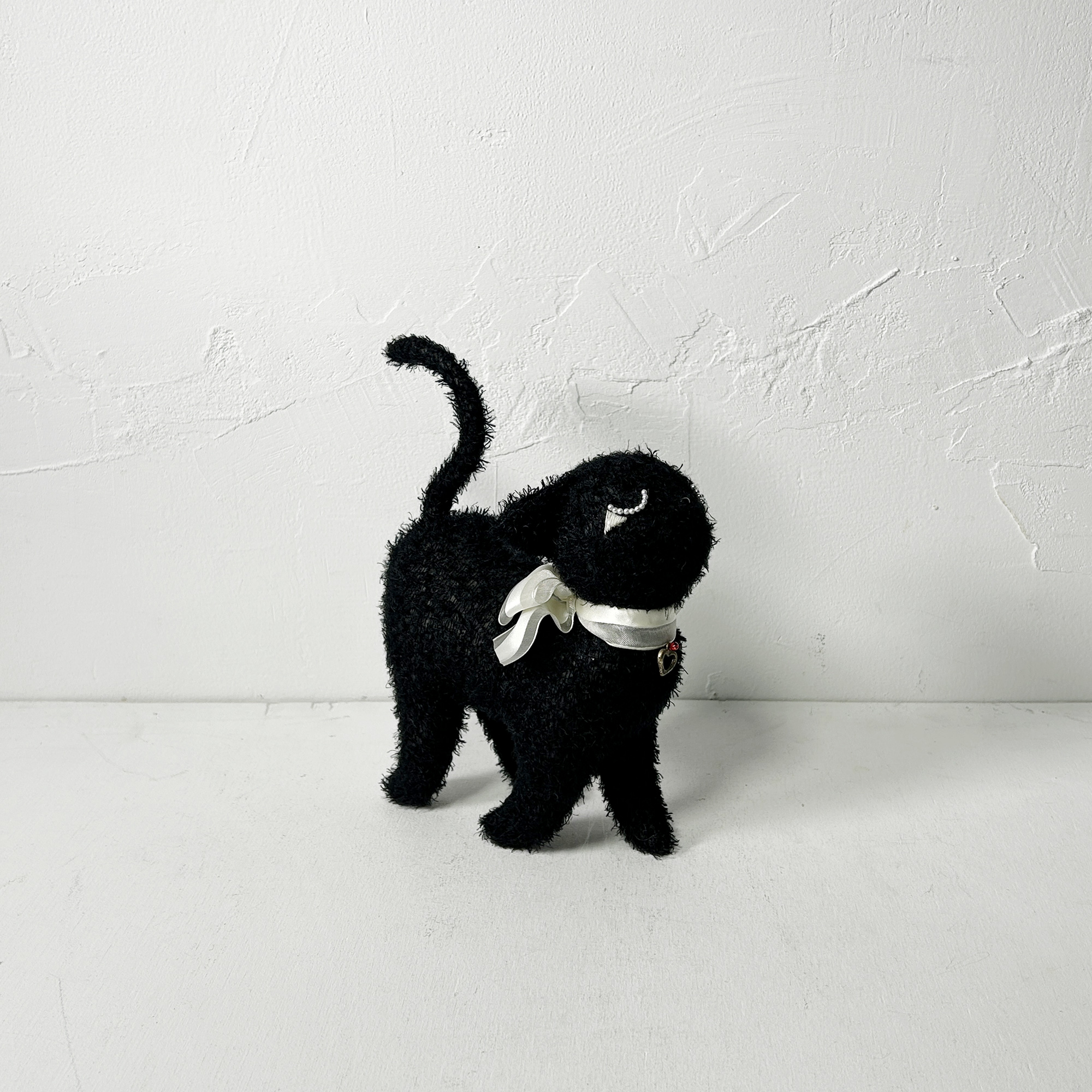 ぬいぐるみ ネコ／黒猫 ブラック 立ちタイプ おすまし ホワイトリボン