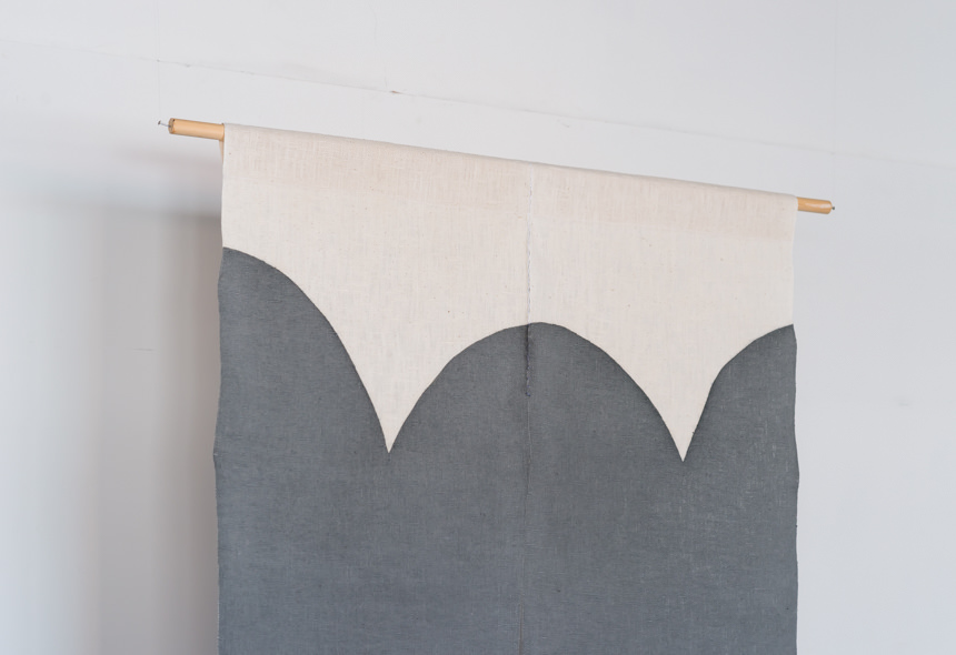 型染のれん「 山 」グレー | オンラインショップ | 生活購買店reed