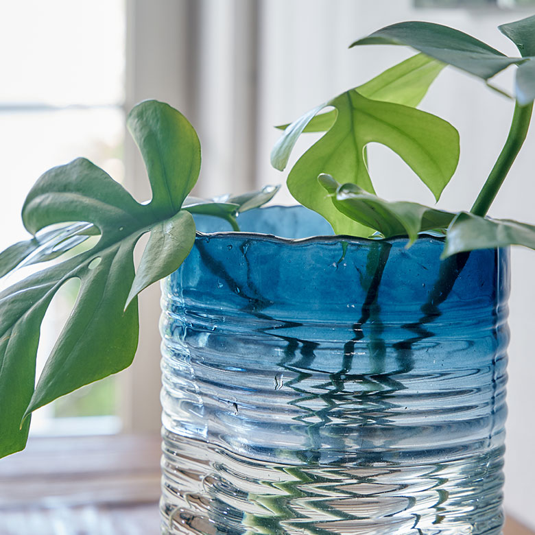 フラワーベース ガラス ブルー グラデーション ウェーブデザイン 横縞