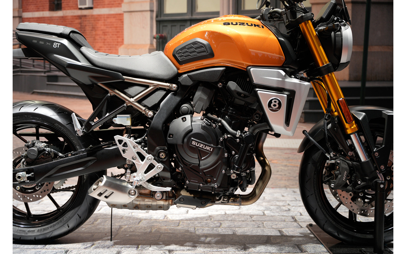 待望の日本仕様が公開！ オレンジに光るスズキの新型ネオレトロバイク