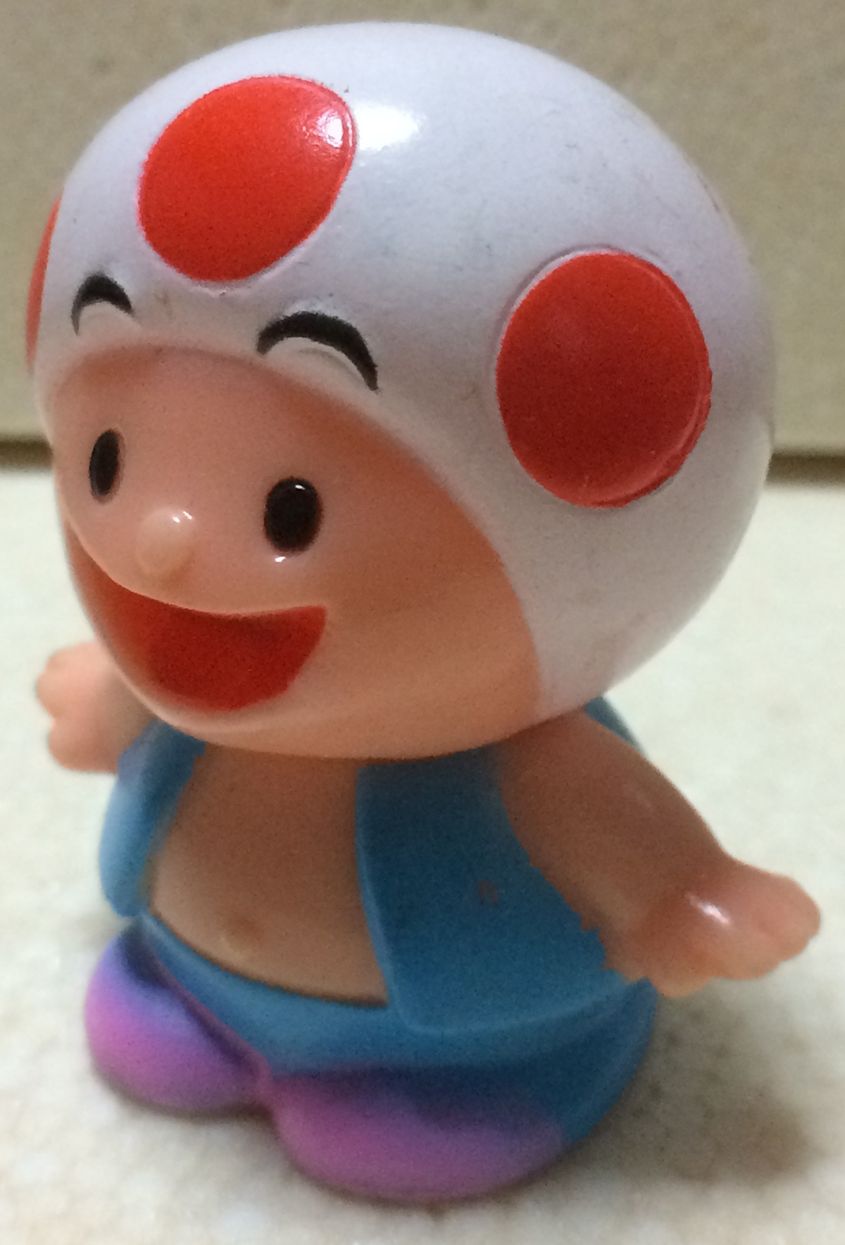 任天堂「スーパーマリオブラザーズ」キノピオソフビ人形パチもん