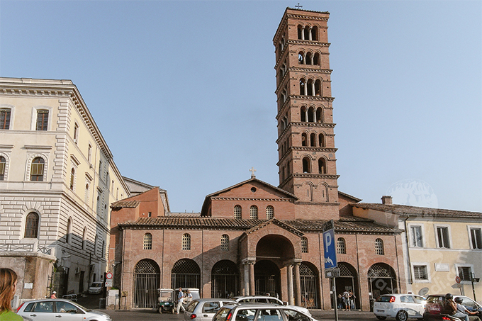 真実の口はここ、サンタ・マリア・イン・コスメディン教会 - ローマを