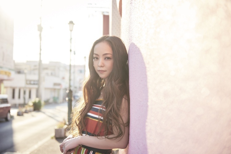 安室奈美恵、引退の決意を秘めていた「素顔」も。オフショット満載の