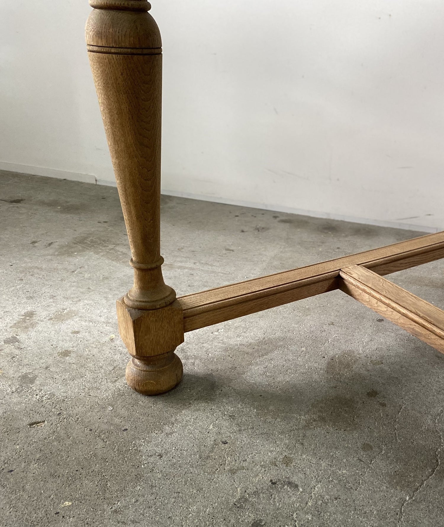 French oak Table – Round trip Antiques