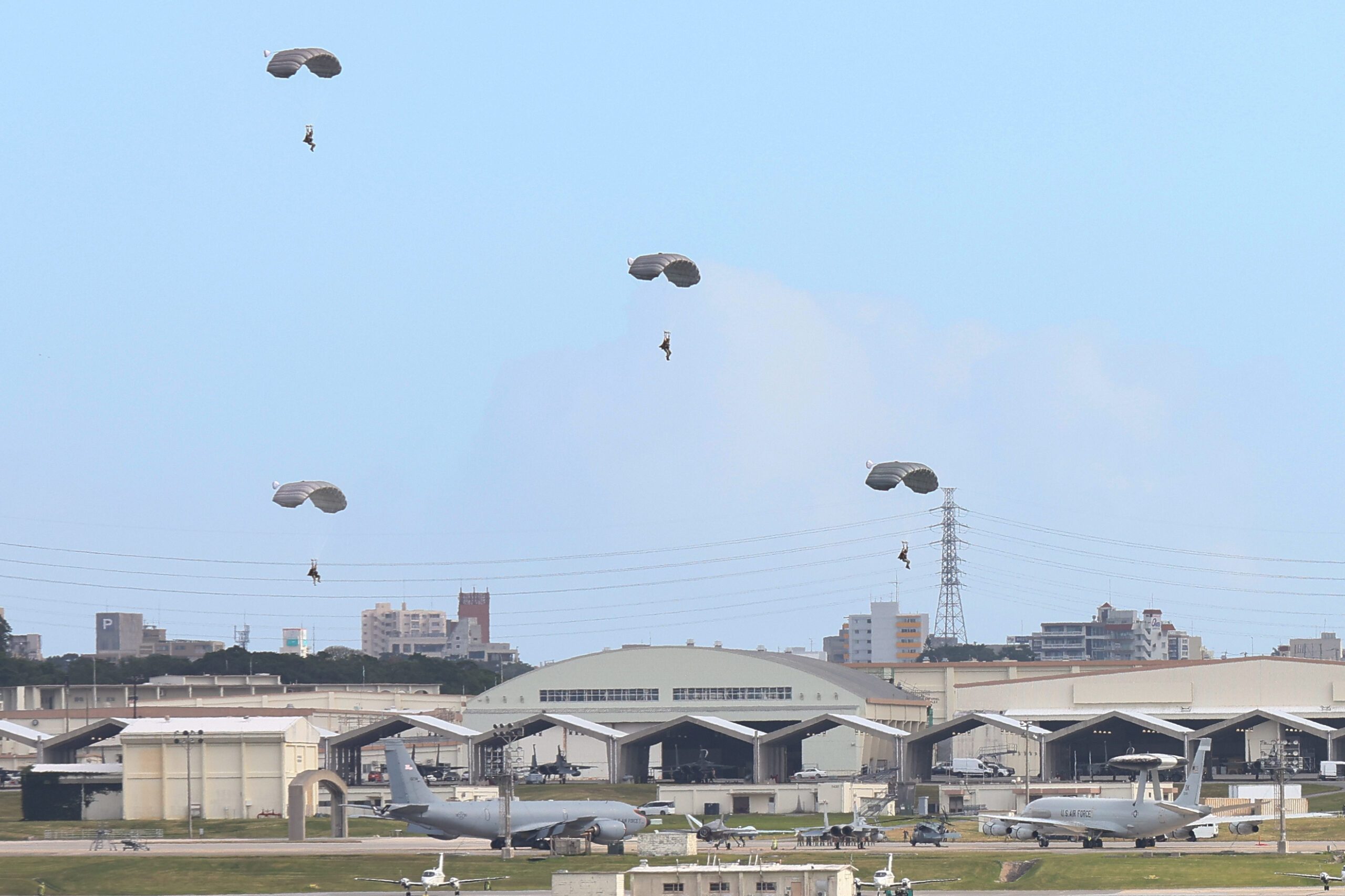 パラシュート降下訓練に抗議 嘉手納飛行場に関する三市町連絡協議会