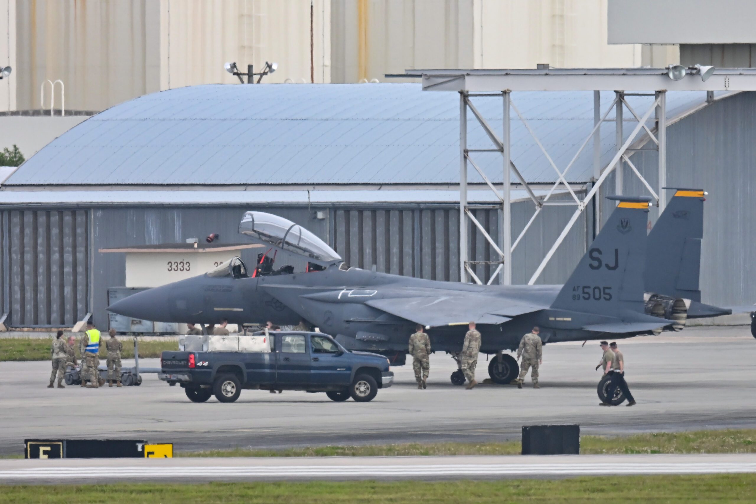 F15戦闘機が移動中に脱輪 米軍嘉手納基地「機体点検中
