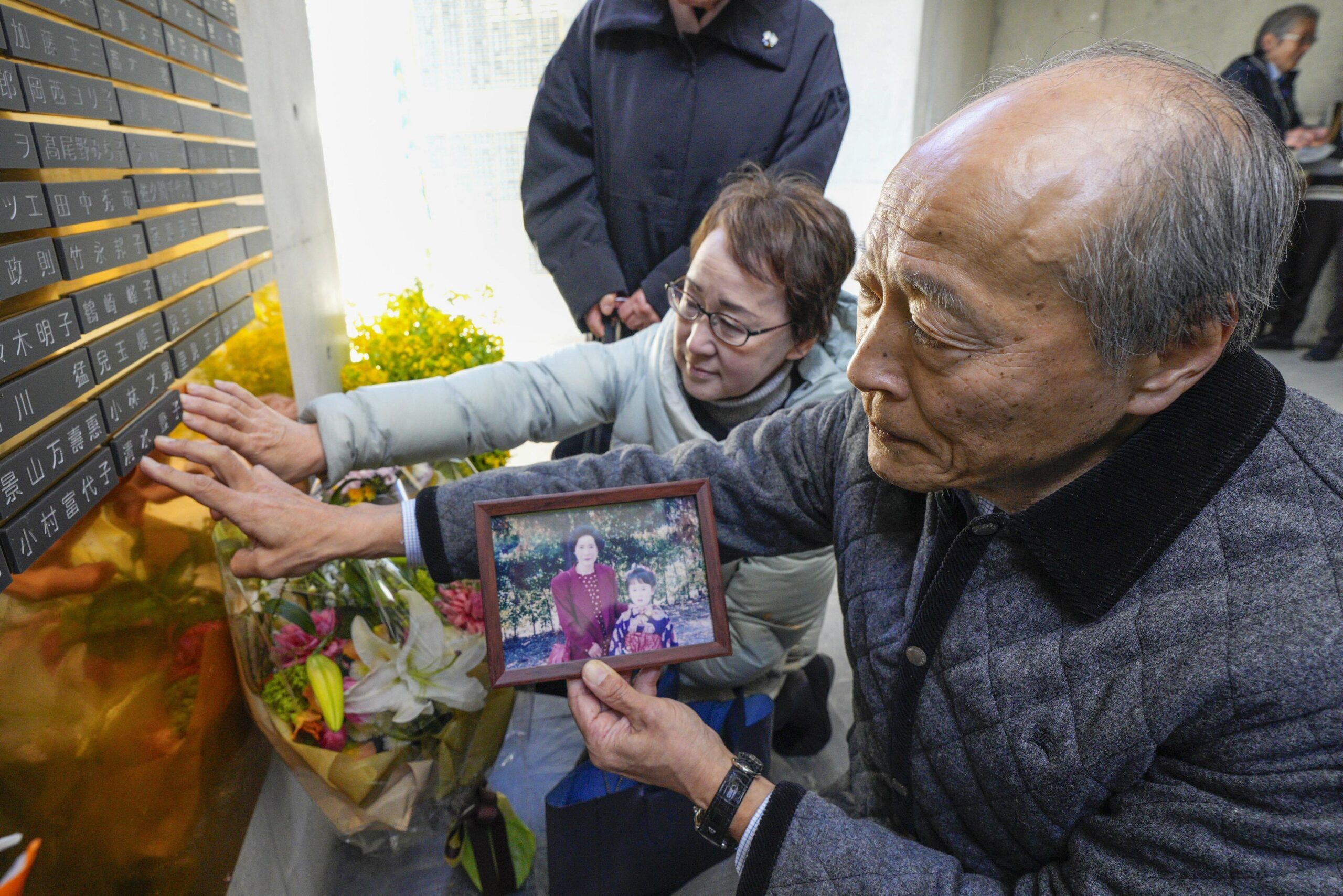 犠牲者の銘板を追加 新たに2人「生きた証し」 阪神大震災