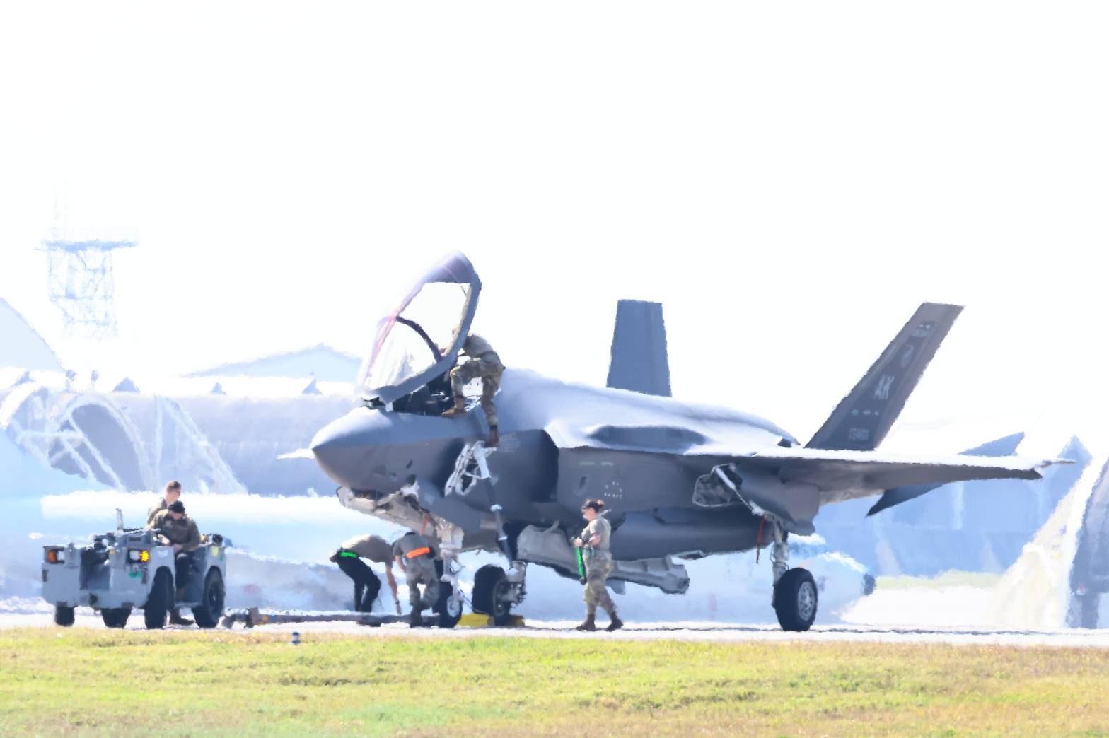嘉手納基地でF35A、緊急着陸 機体に不具合か けん引され移動 沖縄