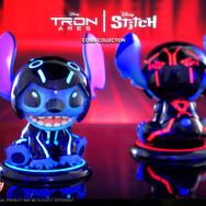 スティッチが『トロン』デザインに！ コスビ＆ぬいぐるみキーチェーン