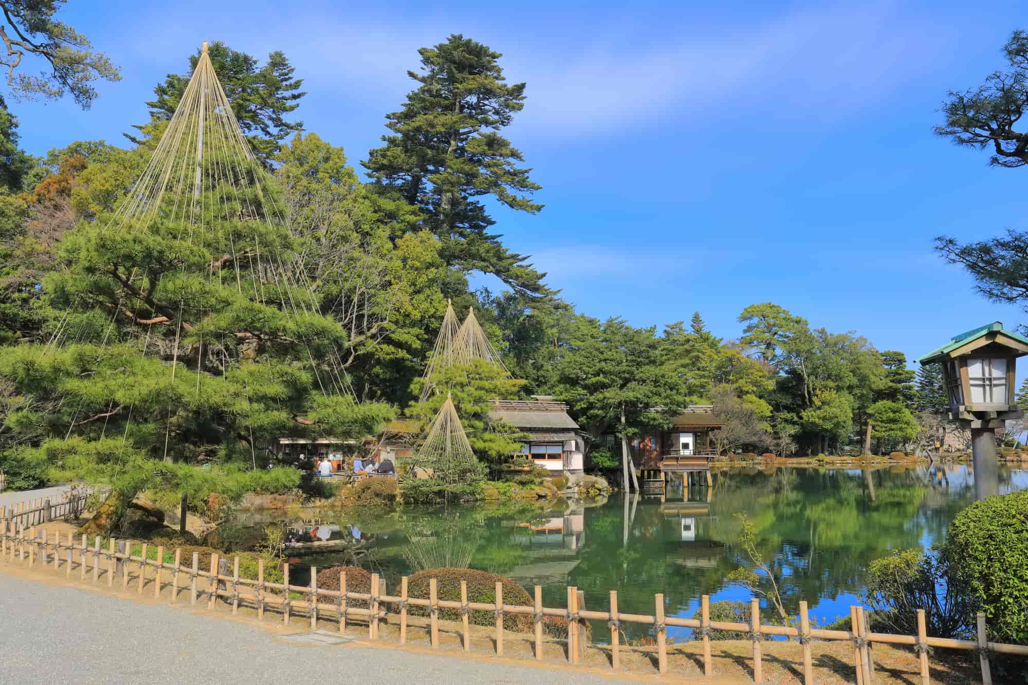 兼六園】の歴史と見どころは？圧巻の美しさを誇る雪吊りの魅力に迫る