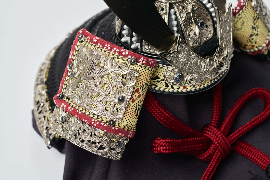 春日大社から伝わる銀色の兜 - 兜櫃 – 人形工房 左京