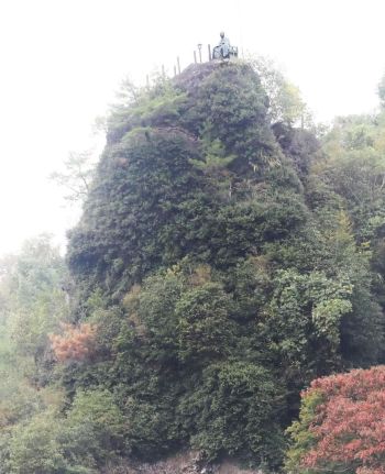 八女茶発祥の地・霊巌寺 山中の奇岩と周囲に広がる緑の絶景 | ニュース
