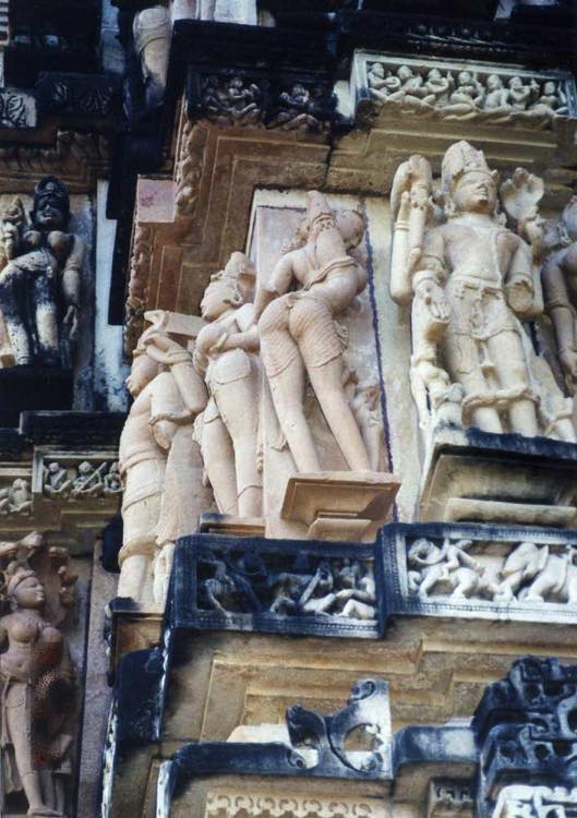 中世インドの愛のかたち！エロティックなミトゥナ像のある「カジュラホ
