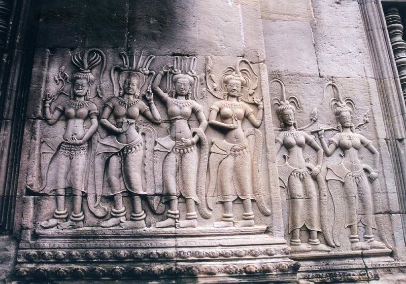 アンコール・ワット」に描かれたレリーフとデバター像（カンボジア）