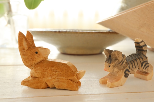 EHふりむく子うさぎ – ドイツ・ザイフェンの木のおもちゃ seiffen