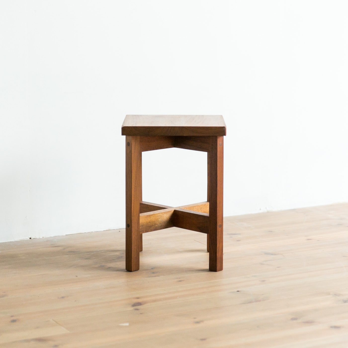 トゥルム スツール (樹種ウォールナット（オイル仕上げ）) | マスター