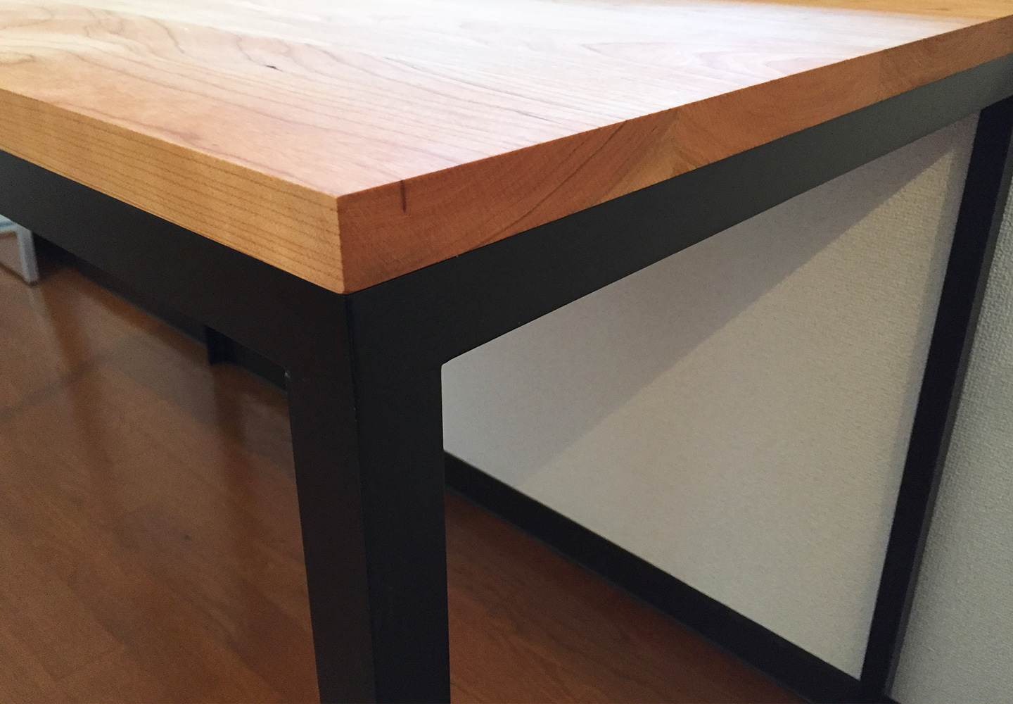 DIY】テーブル天板に鉄脚を取り付けるための道具と穴あけ作業 - 木材