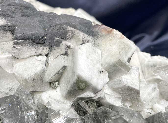 40kg パキスタン・スカルドゥ産 特大トルマリンインクォーツクラスター