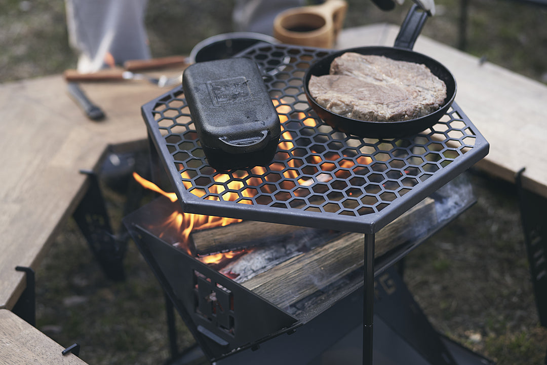 CAMP TOOLS × THE IRON FIELD GEAR］ハニカムファイヤーテーブル