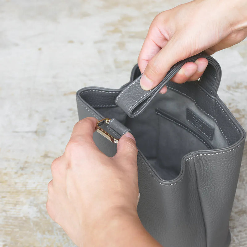 巾着レザーバッグ ダークグレー – HushTug