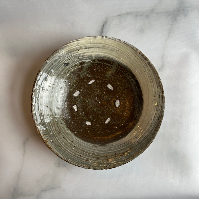 刷毛目 7寸浅鉢｜作家 額賀 円也 – nokaze｜陶器、和食器、うつわの通販