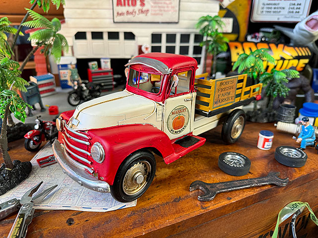 昔のピックアップトラック ブリキオブジェ Mサイズ （レッド